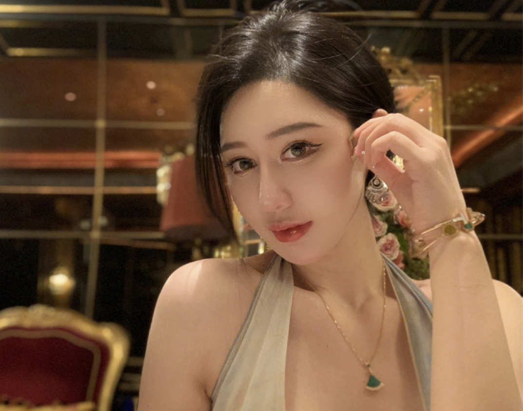 不爱笑的赛琳微密图片分享，魅力四溢的颜值博主